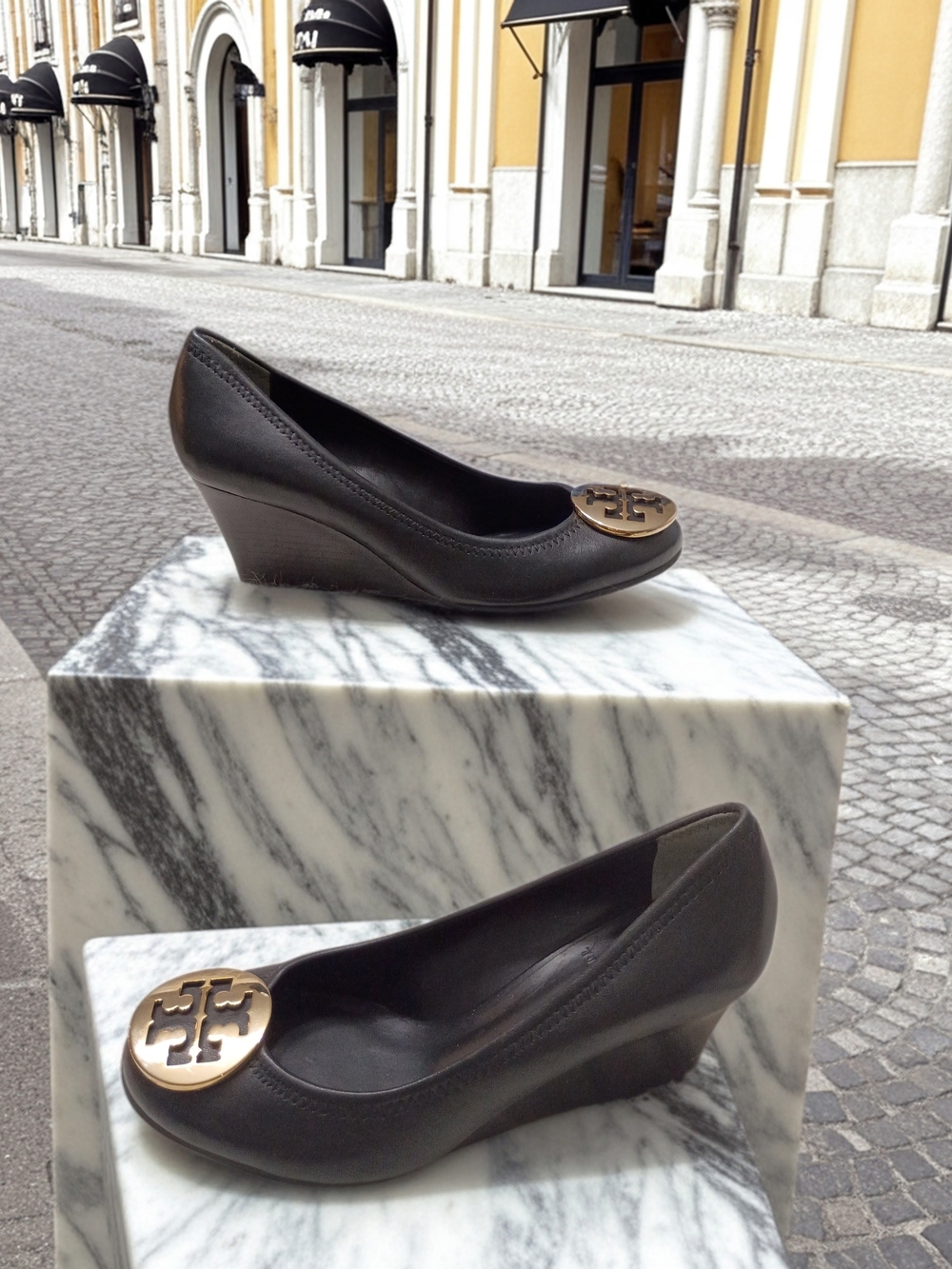 Tory Burch Chelsea Black Leather Wedge Pumps with Gold Logo 6M